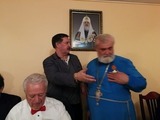 Атаман Камшилов награждает отца Стефана Георгиевским Крестом