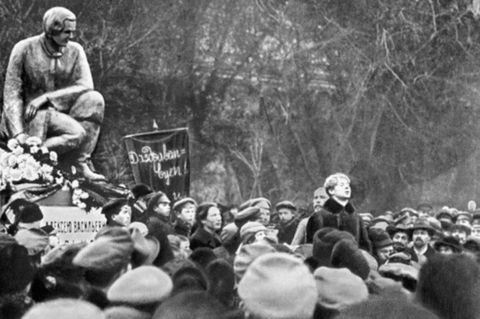 «Всех взяли в плен». Кто хотел заткнуть Есенину глотку?