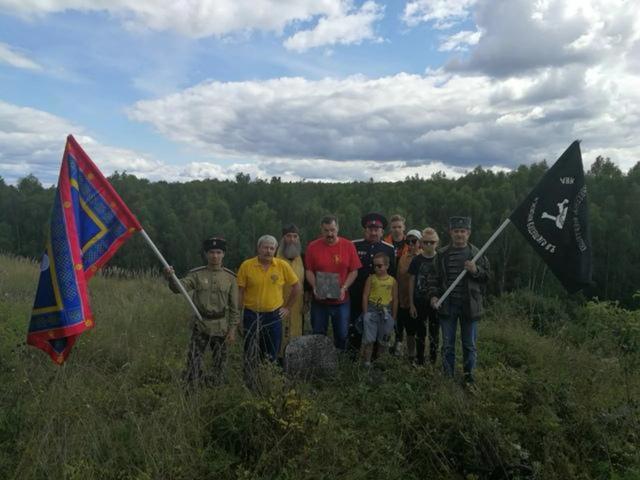 ВЕРХОВНЫЙ АТАМАН СКВРиЗ КАМШИЛОВ В.В. С КАЗАКАМИ НА МОГИЛЕ ЕРМАКА