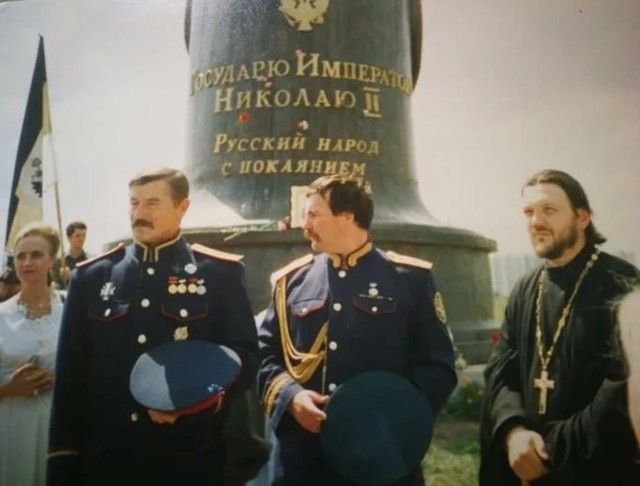 Верховный атаман СКВРиЗ Камшилов В.В. и скульптор Вячеслав Клыков на открытии памятника Императору Николаю II