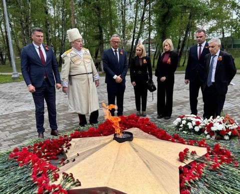 8 мая 2026 года у Вечного огня Верховный Атаман СКВРиЗ Камшилов В. В. и официальная делегация Республики Сербской