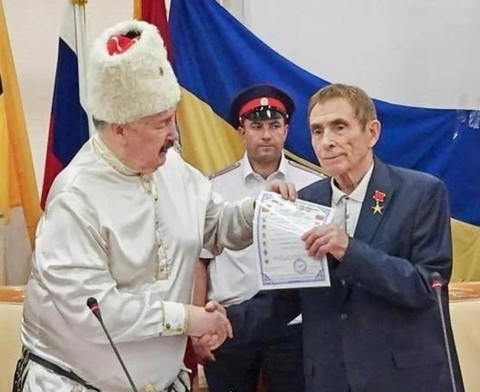Верховный Атаман СКВРиЗ Камшилов В.В. вручил Лёвину Алексею Гавриловичу патент на звание генерал-лейтенанта казачьих войск